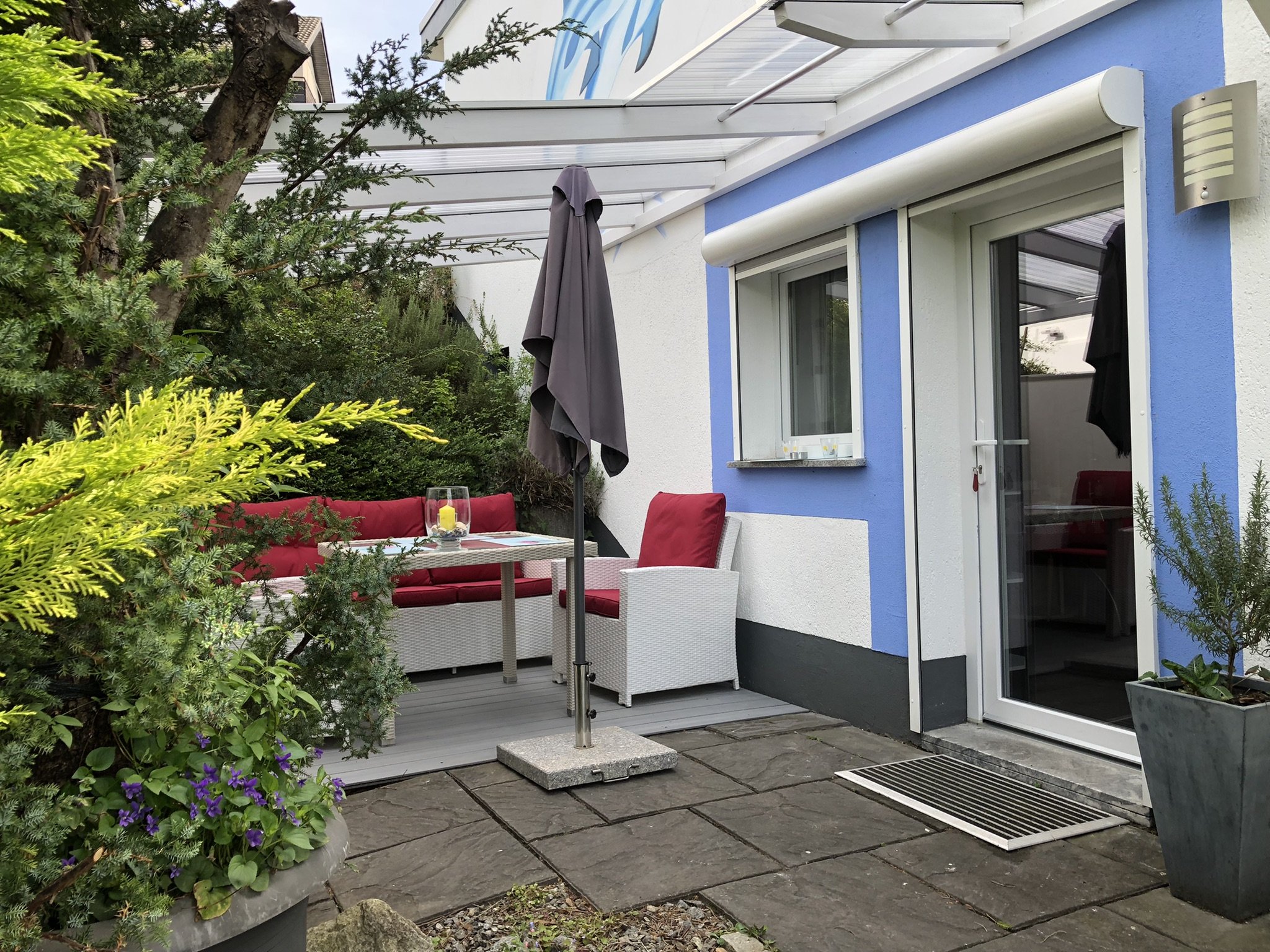 Die Terrasse und der Eingang ist jetzt überdacht!