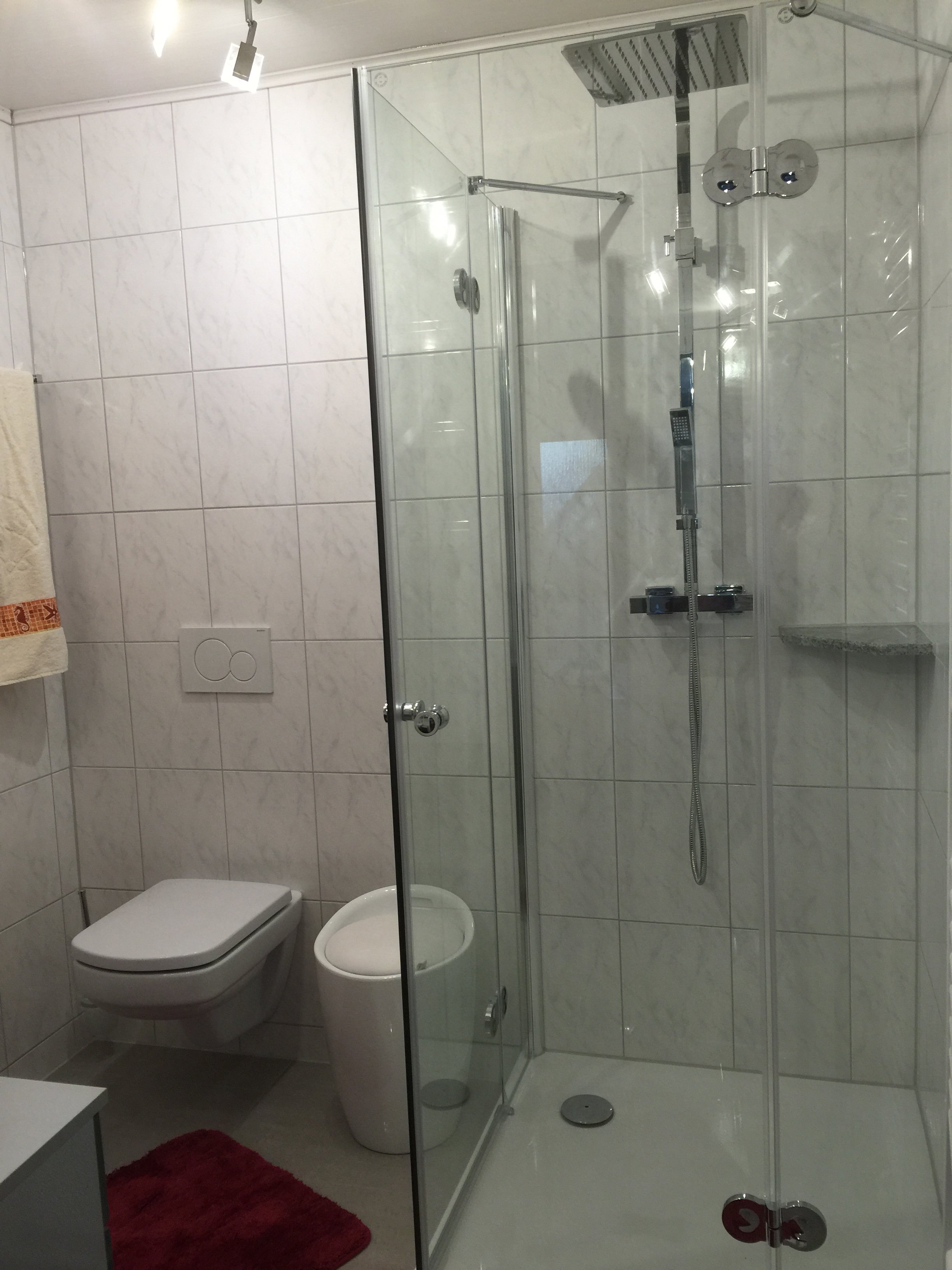 Unser Badezimmer mit Geräumiger Dusche