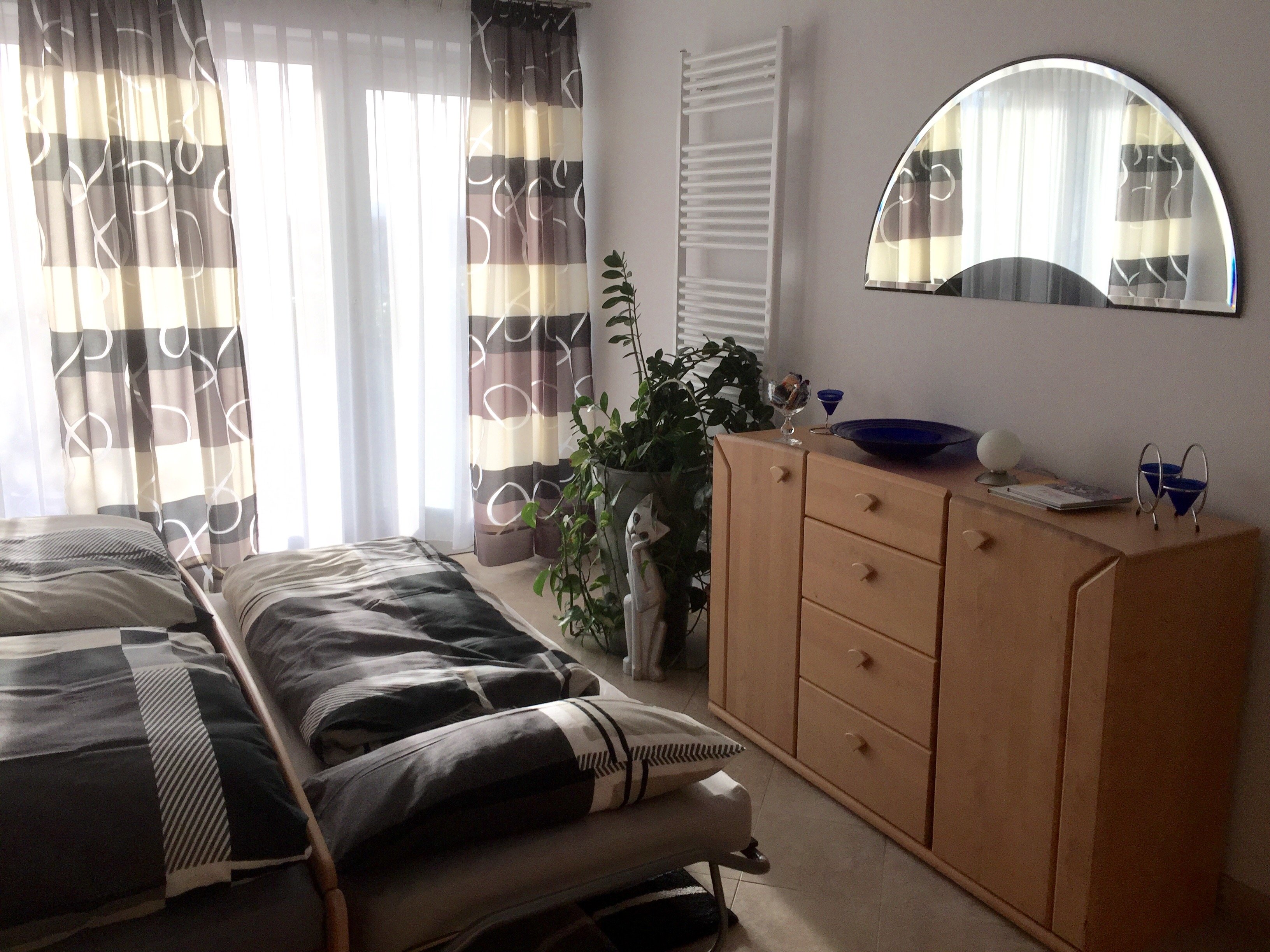Das große Schlafzimmer mit komfortablerm 180 cm breiten Bett