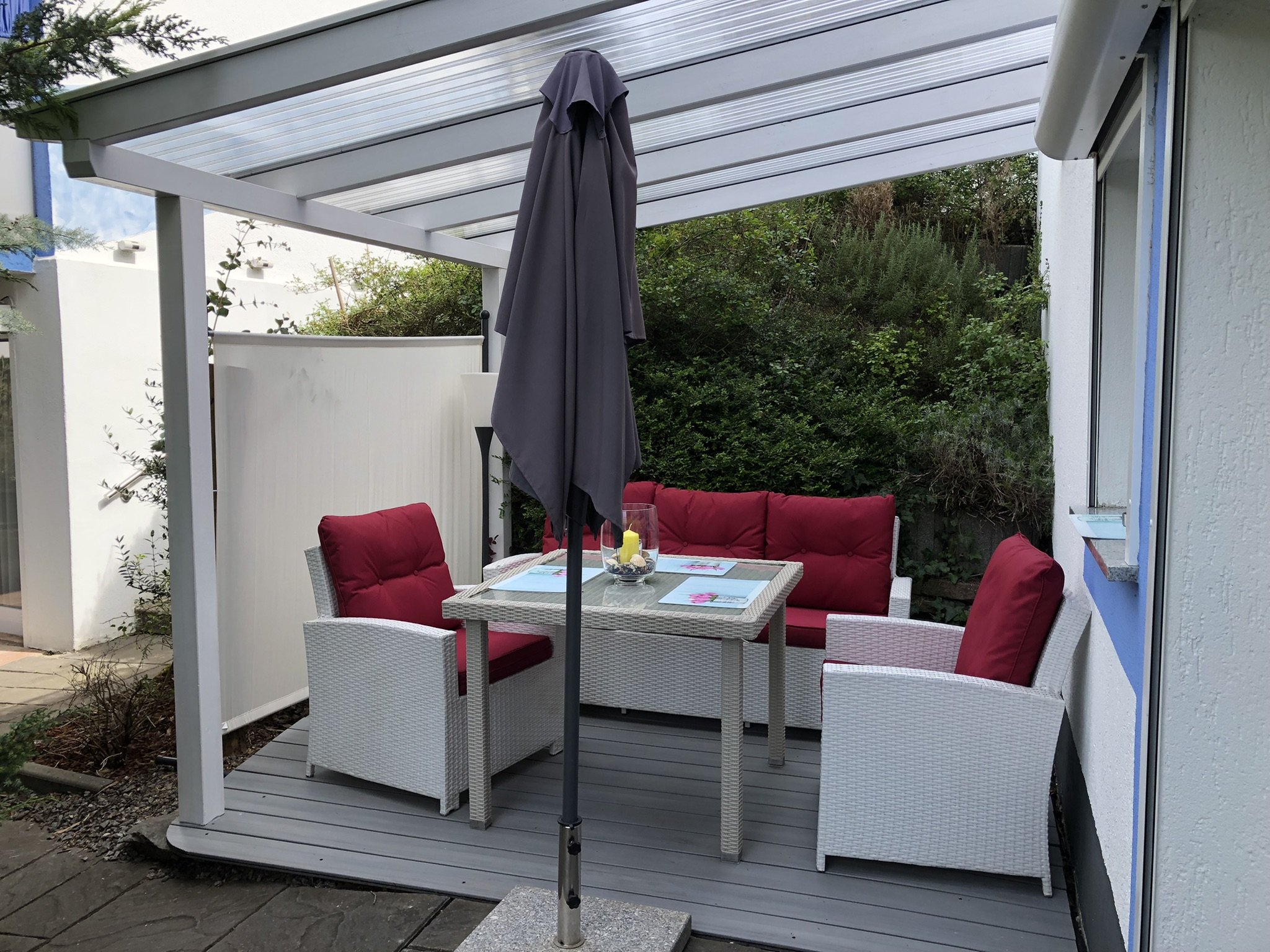 Die Terrasse und der Eingang ist jetzt überdacht!