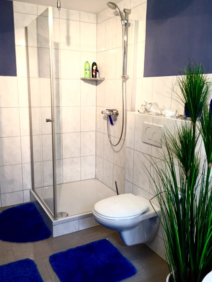 Unser tolles komfortables Badezimmer mit Eckbadewanne und großer Dusche