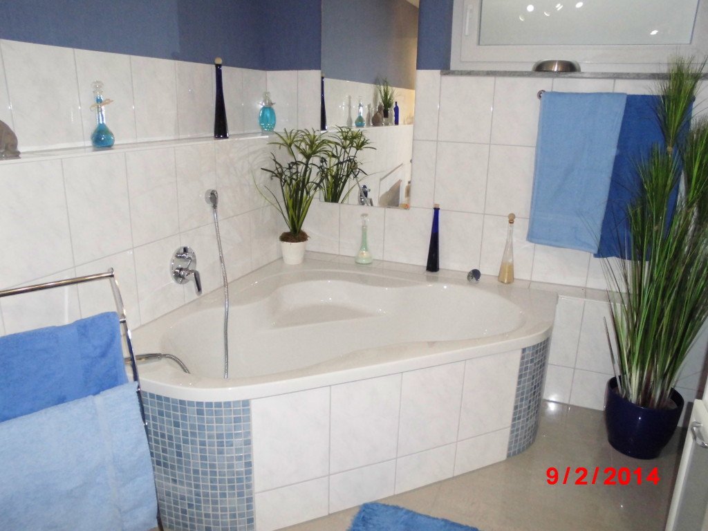 Unser tolles komfortables Badezimmer mit Eckbadewanne und großer Dusche