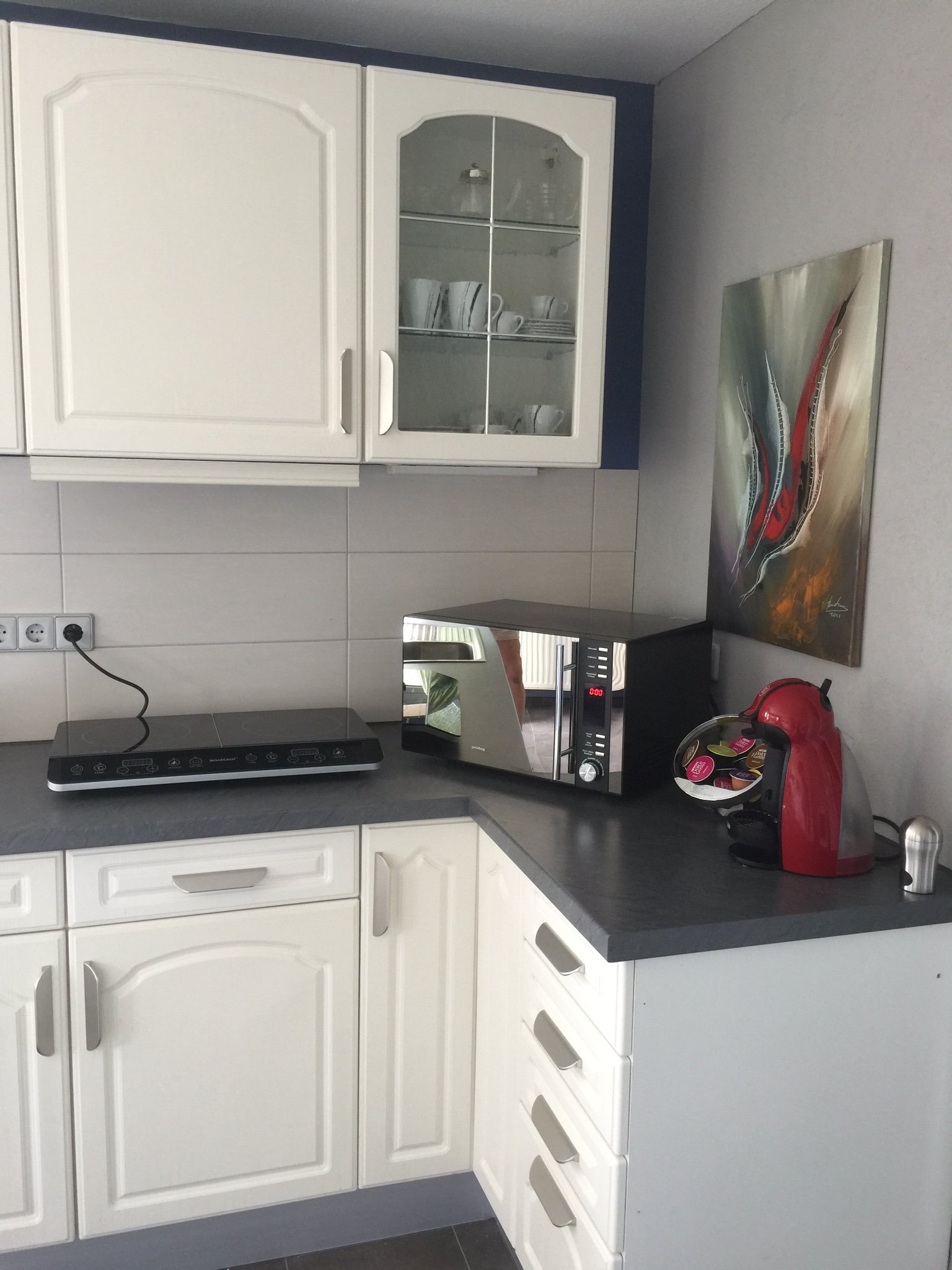 Küche mit Senseo-Kaffeemaschine, Backofen mit Grill und Mikrowelle, Kühlschrank mit Gefrierfach, Induktionsherd,