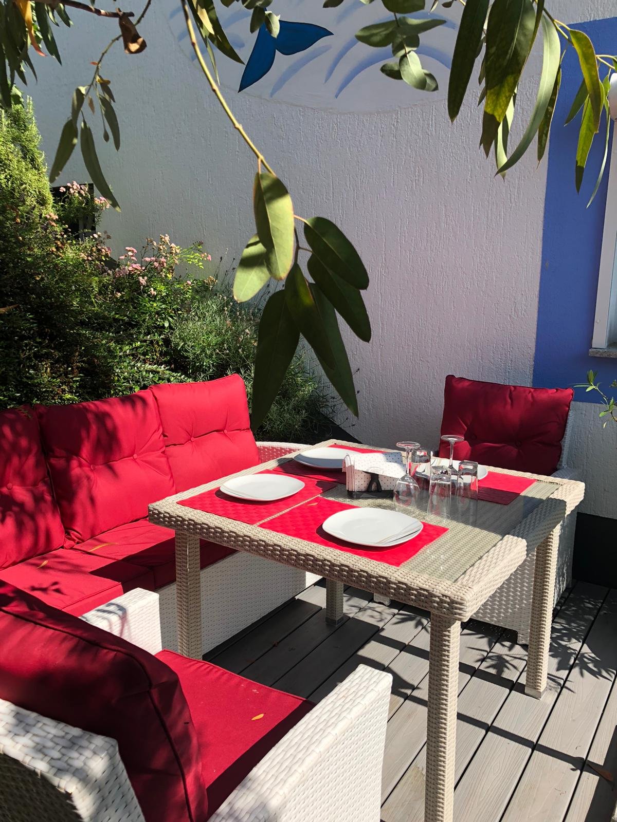Die Terrasse lädt zum Verweilen ein