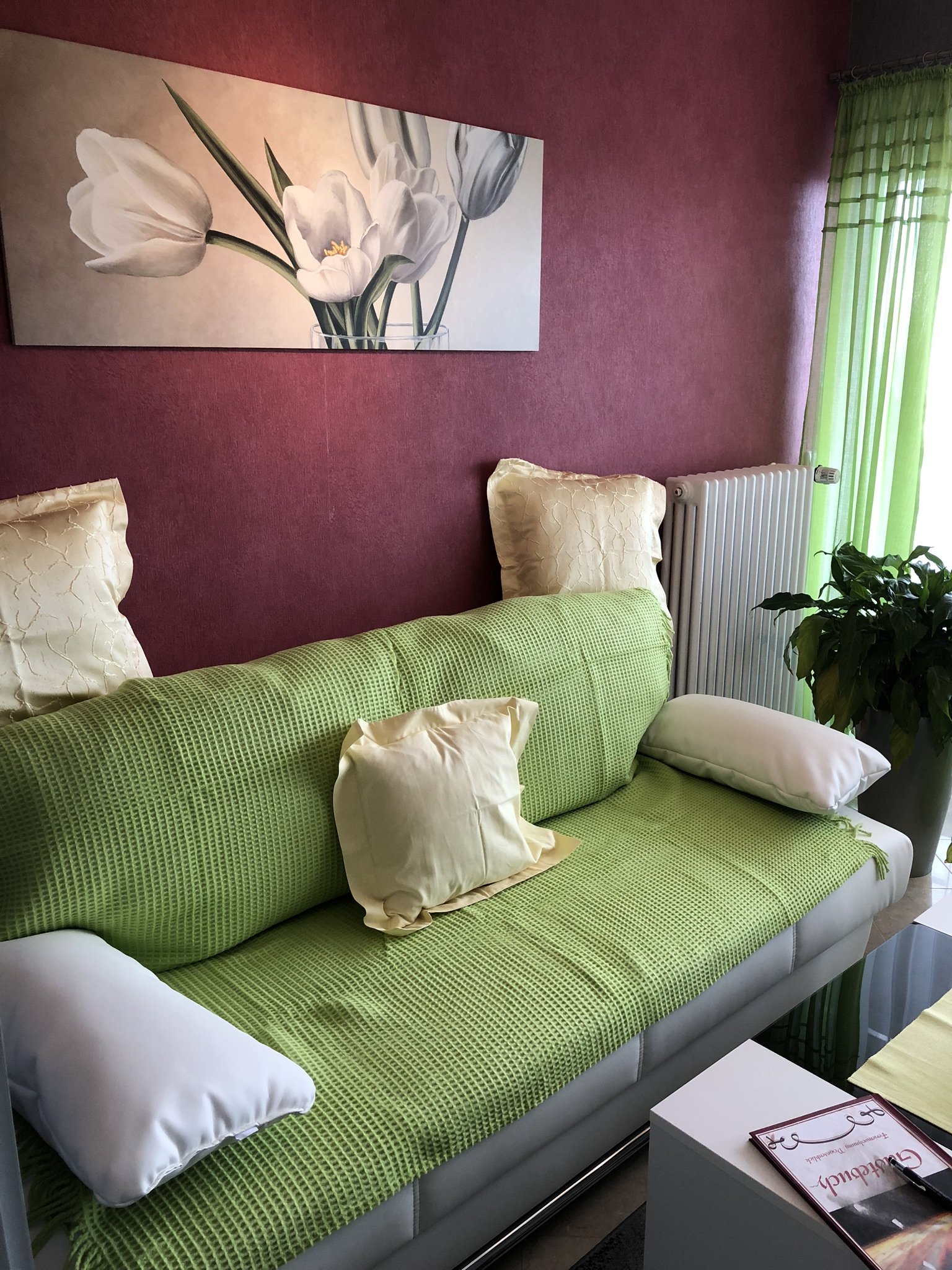 Wohnzimmer mit Couch zum Ausklappen