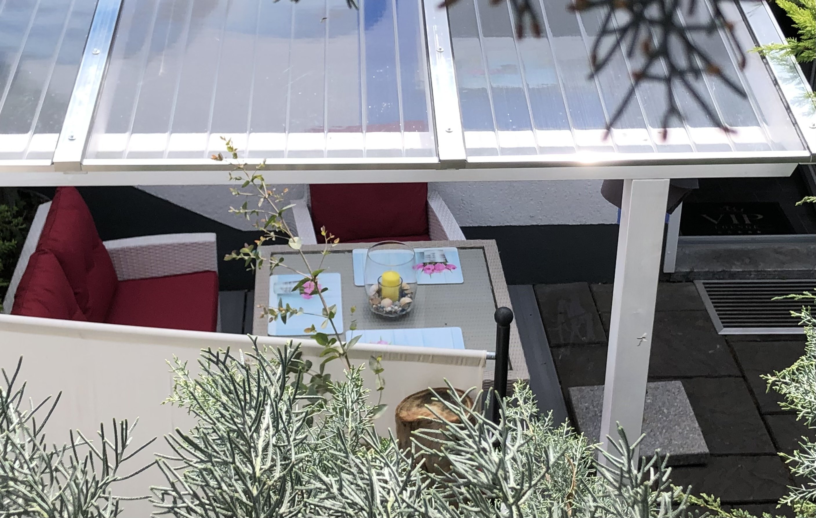Die Terrasse und der Eingang ist jetzt überdacht!
