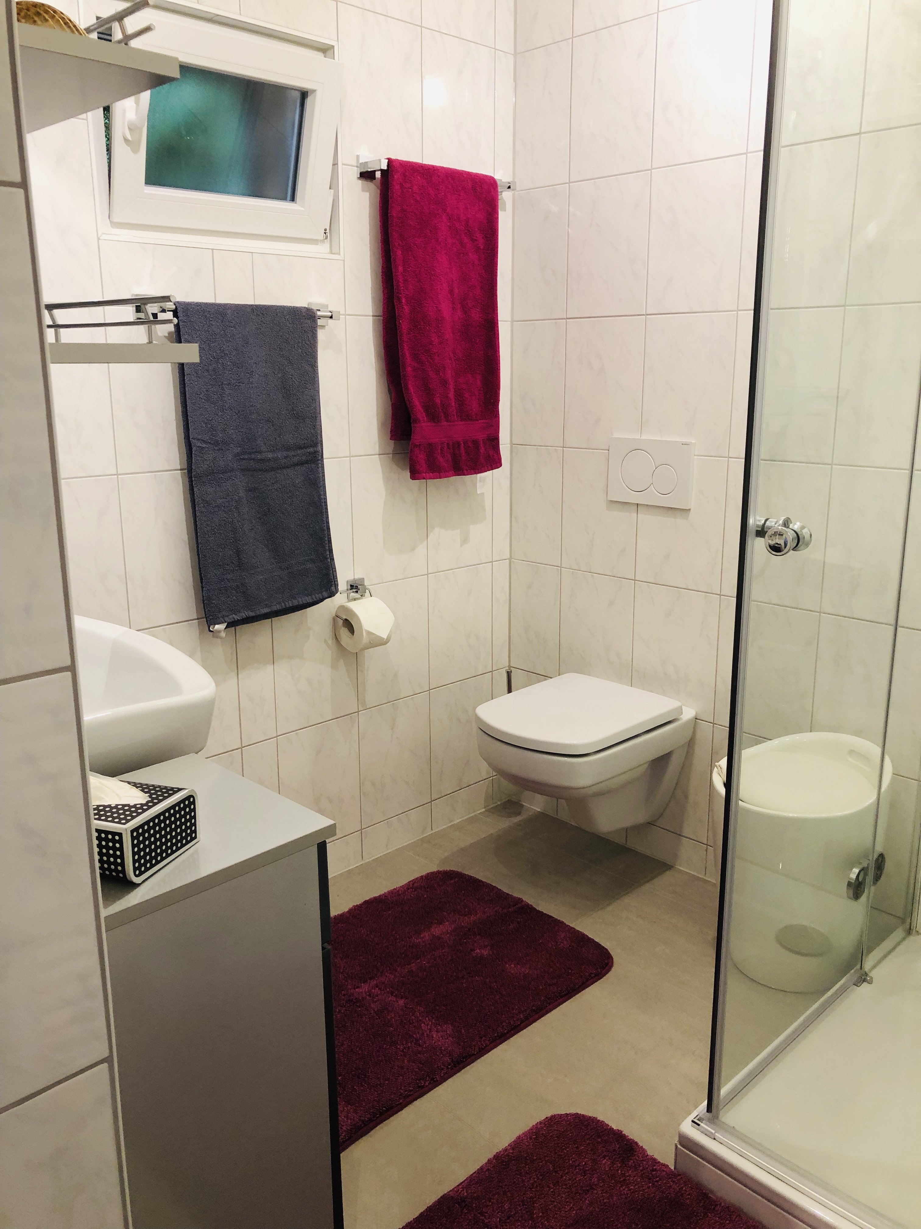 Unser Badezimmer mit Tageslicht und ausreichenden Handtüchern