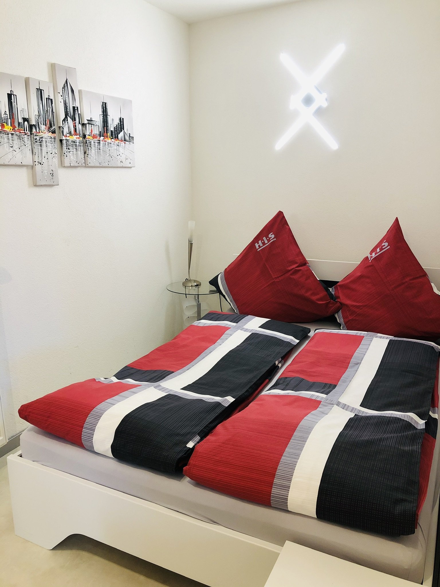 der abgetrennte Schlafbereich mit 140 cm breitem Bett