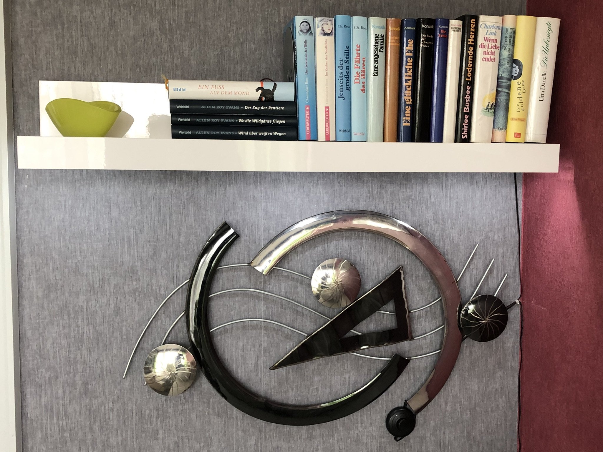 Deko mit integriertem Lichtschalter im Wohnzimmer