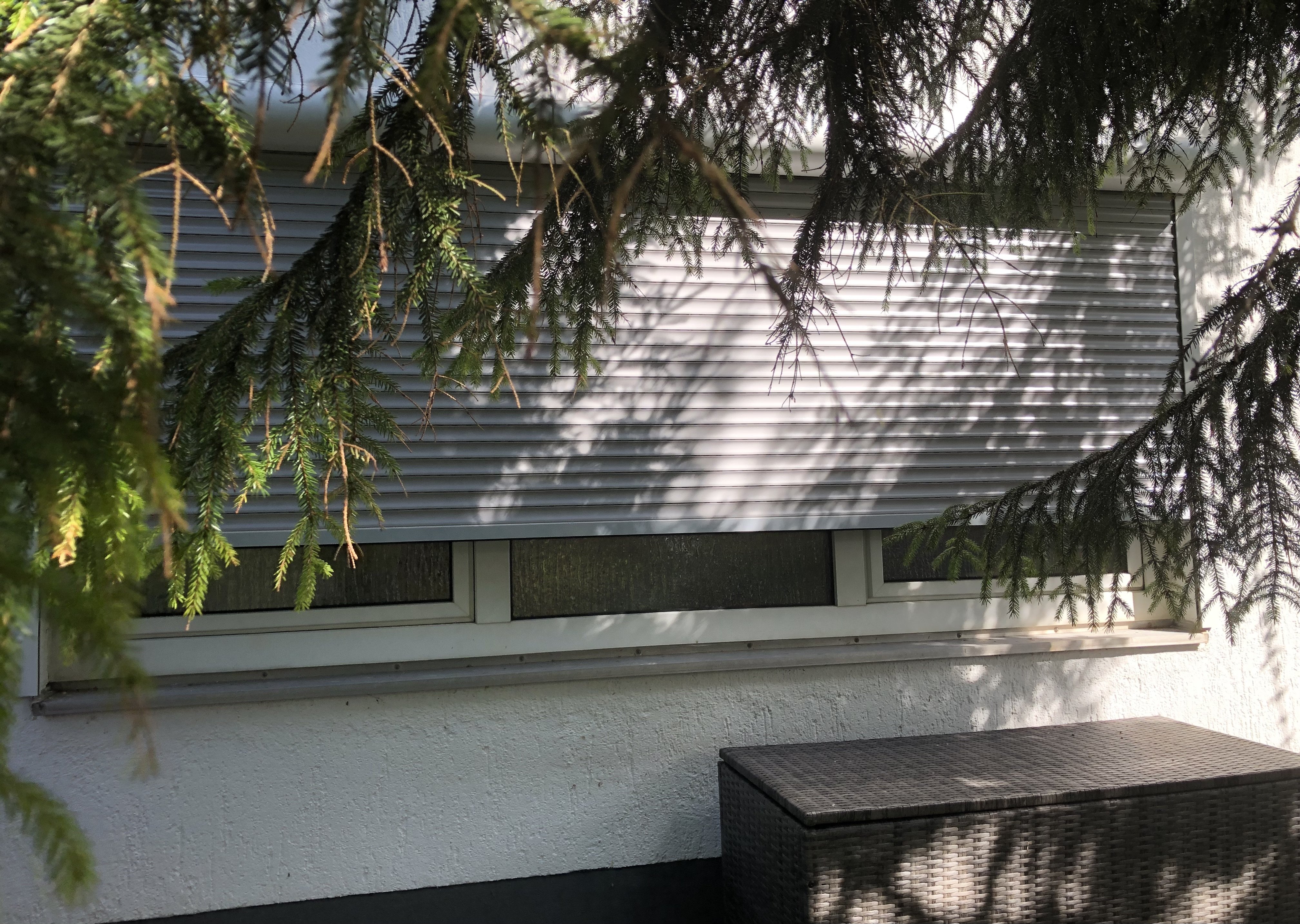 Alle Fenster und Tür mit elektrischen Rolläden