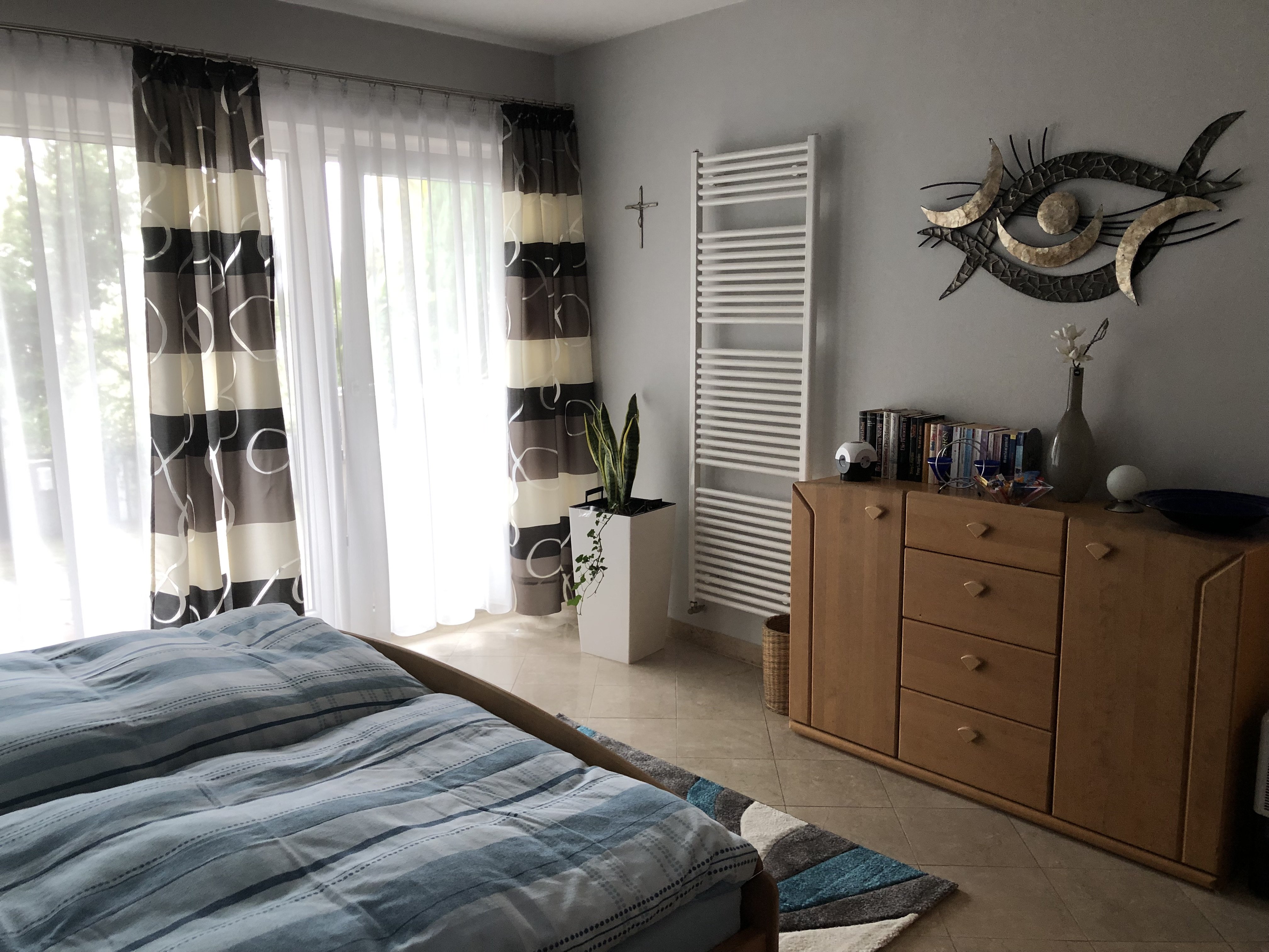 Schlafzimmer mit Zugang zur Terrasse